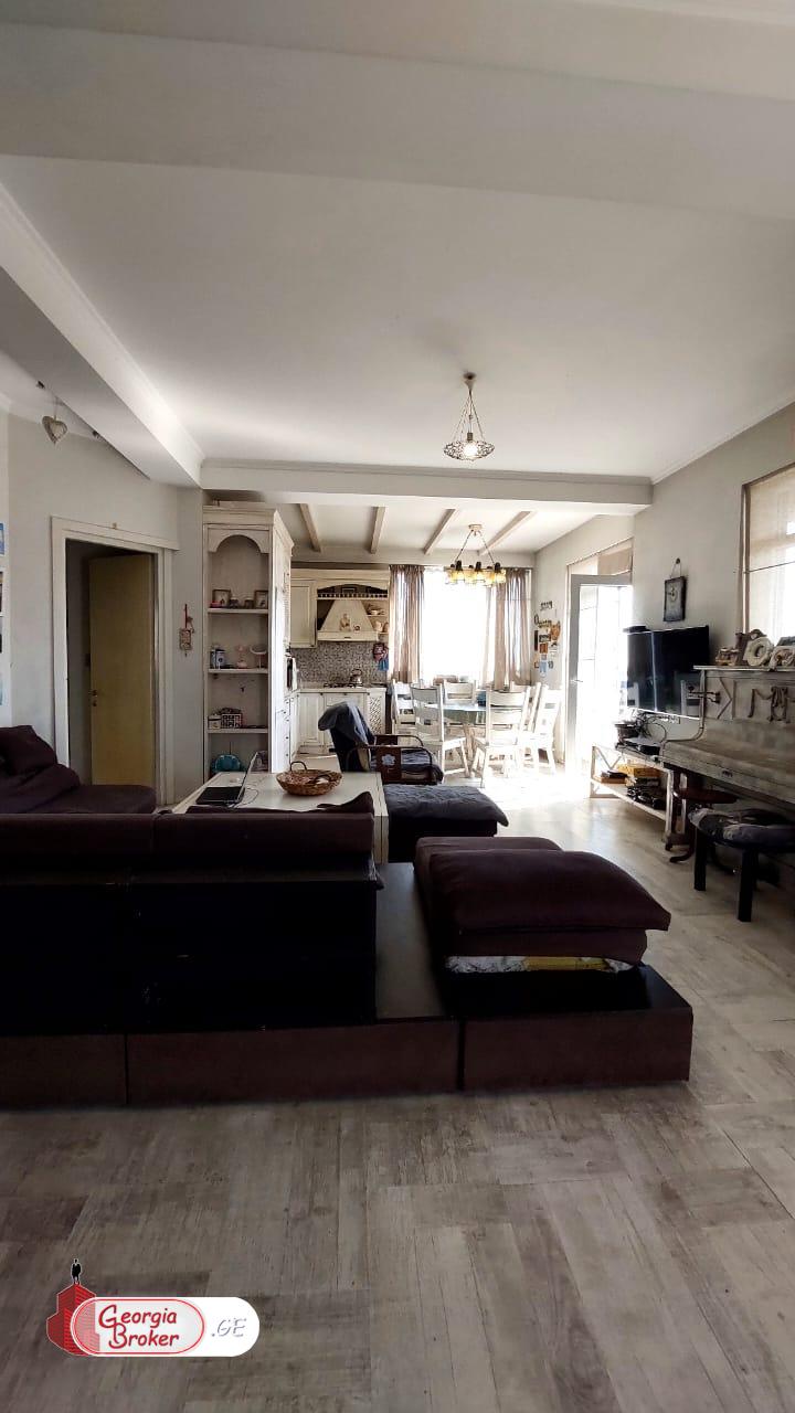 продается квартира с новым ремонтом 4-комнаты